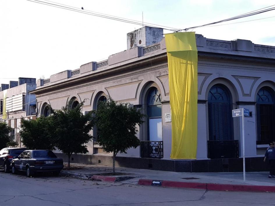 Otra vista de la fachada de AMEDRIN adhiriendo a Mayo Amarillo