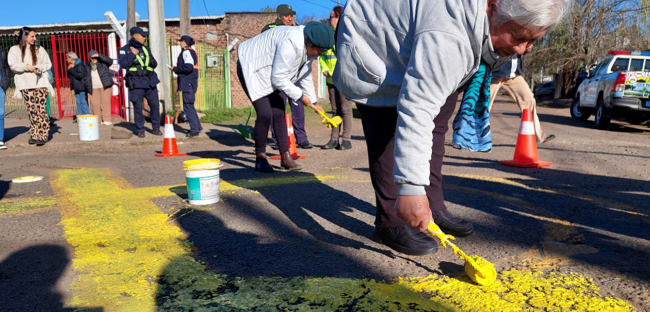 Usuaria de UBA 8 pintando lazo amarillo frente a la Policlínica Usuaria de UBA 8 pintando lazo amarillo frente a la Policlínica