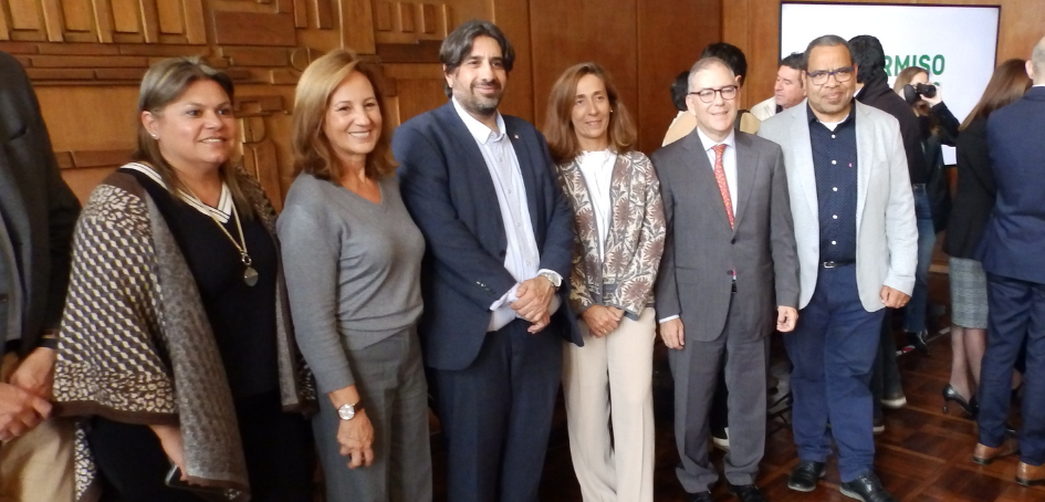 Autoridades uruguayas y españolas posan antes del inicio del evento