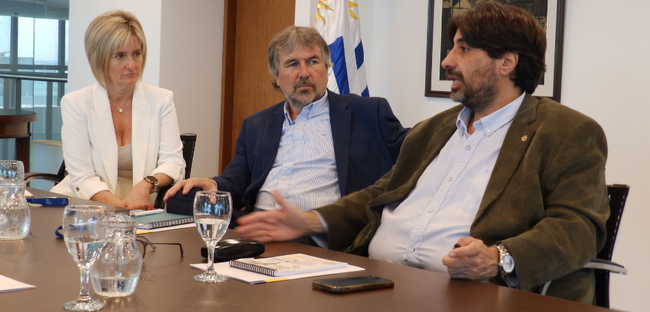 Director de Presidencia Diego Pastorín, flanqueado por Gabriela Valverde y Marcelo Metediera