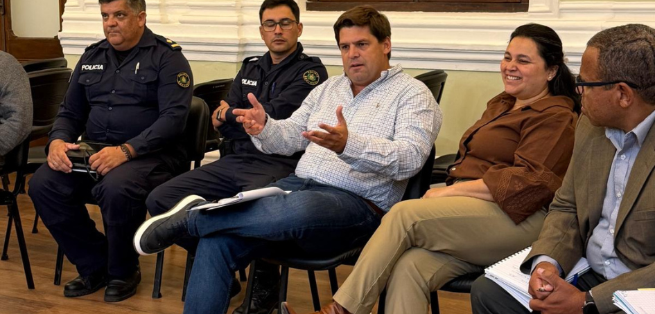 Al centro de la imagen Intendente de Durazno, Felipe Algorta