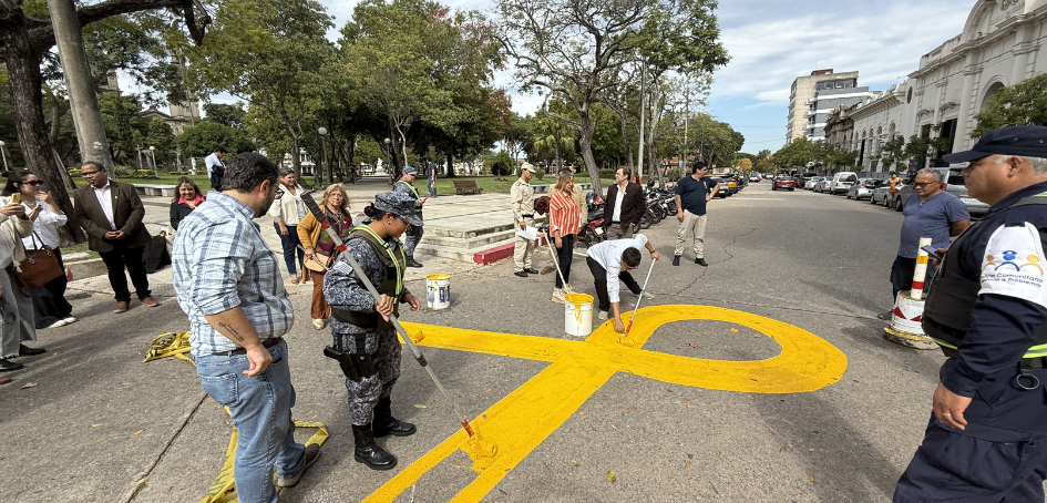 Intervención en vía pública con pintada de lazo amarillo