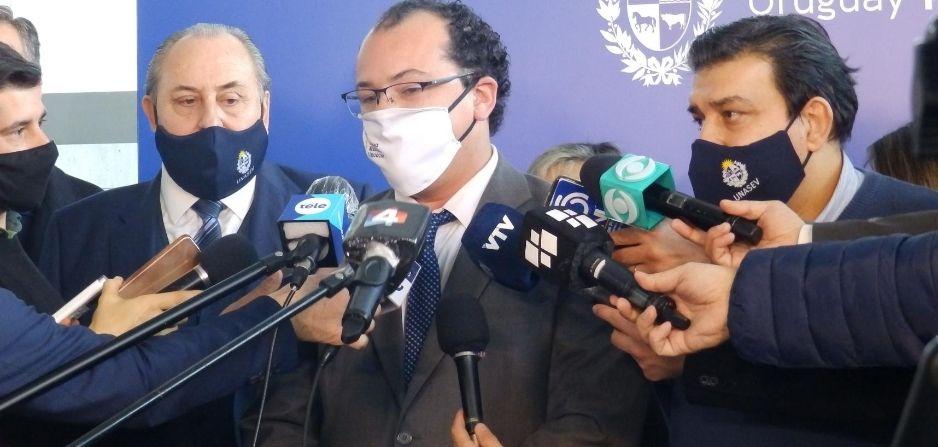 Dr. Blauco Rodríguez, flanqueado por Esc. Alejandro Draper y Dr. Norberto Borba
