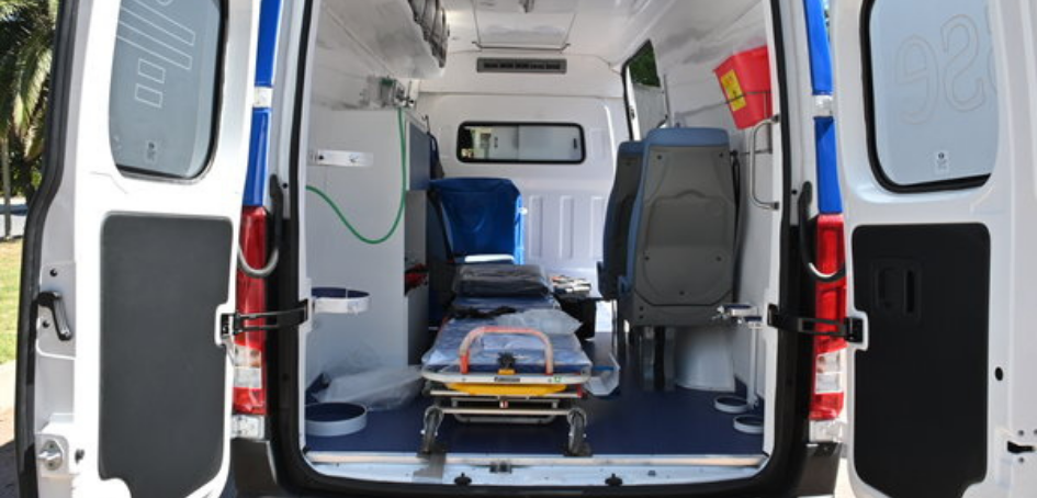 Vista de salón con los implementos de ambulancia Vista de salón con los implementos de ambulancia