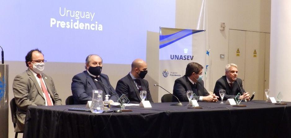 Mesa de apertura con autoridades Mesa de apertura con autoridades