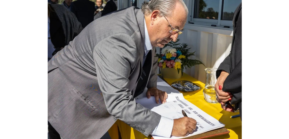 Presidente de UNASEV Alejandro Draper firmando Acta inauguración (foto Comunicación Presidencia)