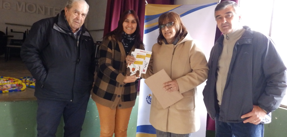Directora de Liceo y Alcalde de Montes reciben donación de libros sobre seguridad vial