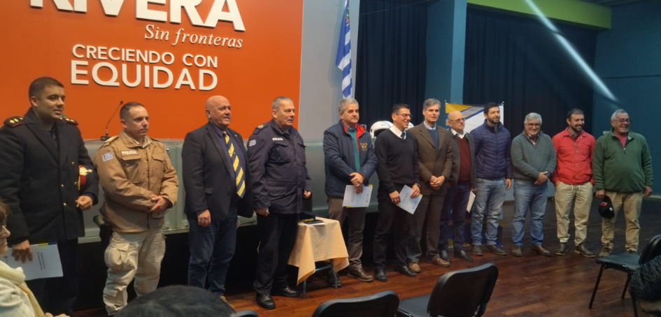 Todas las autoridades presentes Todas las autoridades presentes