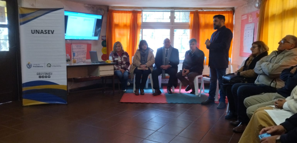 Autoridades de UNASEV durante visita a Escuela Autoridades de UNASEV durante visita a Escuela