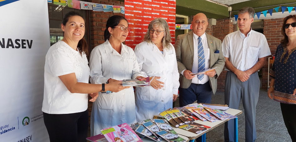 Representante de Fundación MAPFRE hace entrega de material didáctico en la Escuela 355 Representante de Fundación MAPFRE hace entrega de material didáctico en la Escuela 355