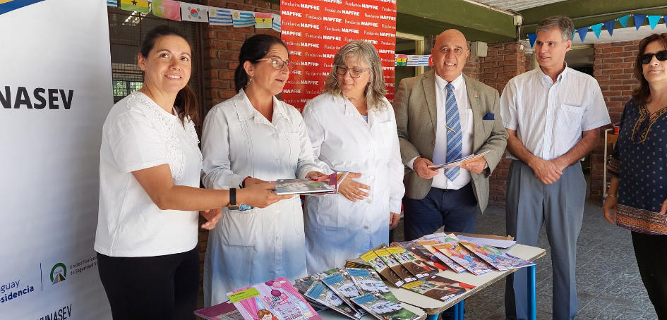 Representante de Fundación MAPFRE hace entrega de material didáctico en la Escuela 355