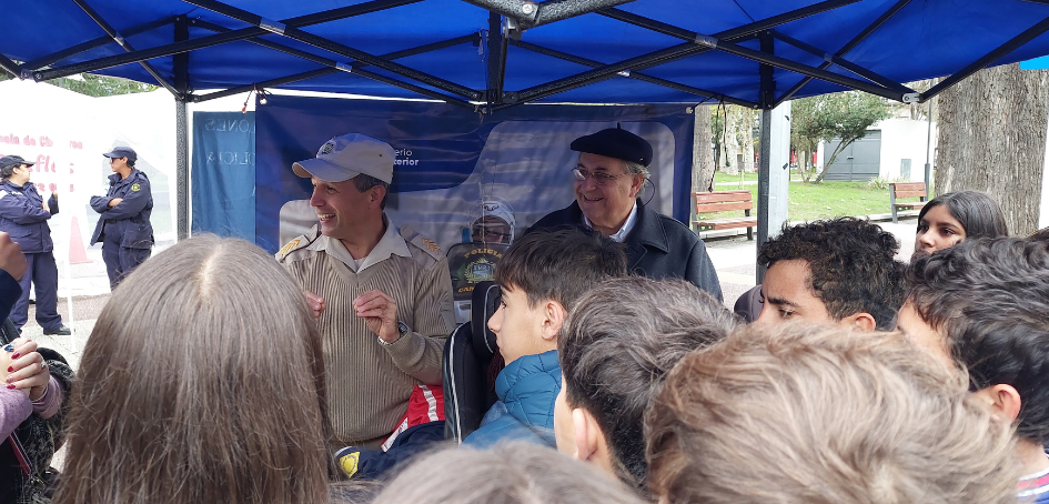 Alejandro Draper junto a efectivo de Policía Caminera conversando con liceales