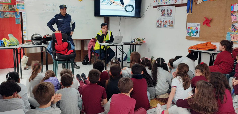 Educadores Viales frente a grupo de escolares Educadores Viales frente a grupo de escolares