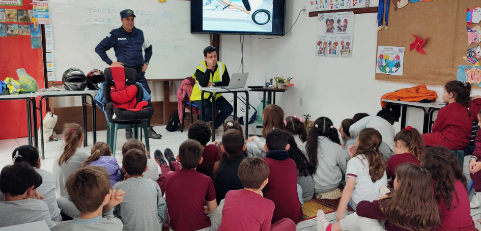 Educadores Viales frente a grupo de escolares