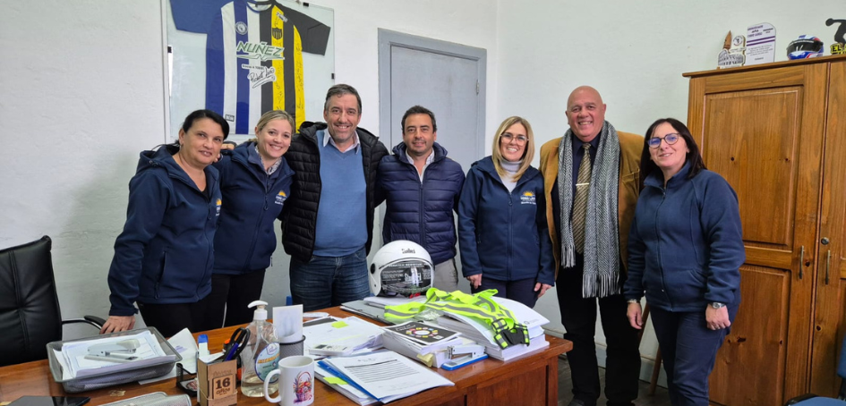 Carlos Manzor con equipo de trabajo de Intendencia de Cerro Largo Carlos Manzor con equipo de trabajo de Intendencia de Cerro Largo