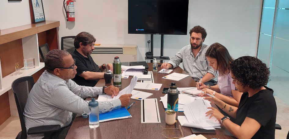 Reunión de Trabajo En mesa de trabajo el área de Datos junto a Metediera, Pintos y Artagaveytia