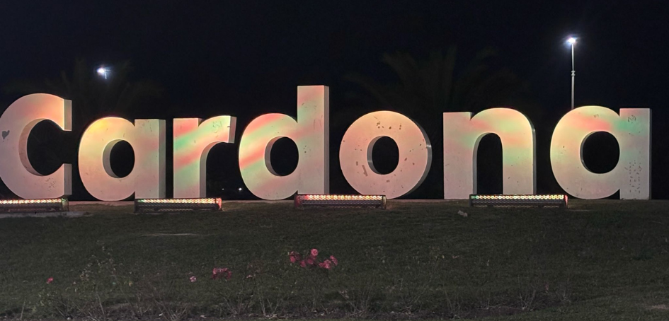 Cartel volumétrico al ingreso de Cardona Cartel volumétrico al ingreso de Cardona
