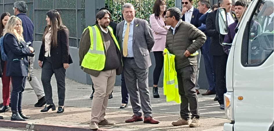 Marcelo Metediera y Juan Salgado departiendo durante acción Mayo Amarillo en vía pública Marcelo Metediera y Juan Salgado departiendo durante acción Mayo Amarillo en vía pública