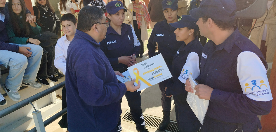 Comisario Robert Castrillón dando directivas a agentes de Policía Comunitaria Comisario Robert Castrillón dando directivas a agentes de Policía Comunitaria
