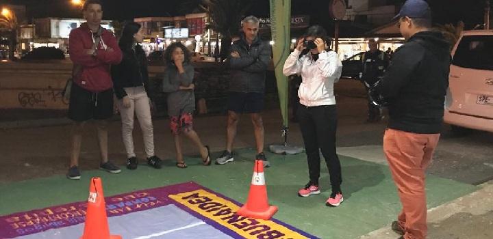 Público en general probando lentes que simulan efecto alcohol en Terminal de ómnibus La Paloma