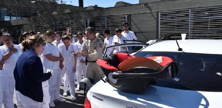 Funcionarios de DPNT mostrando instalación de SRI Funcionarios de DPNT mostrando instalación de SRI