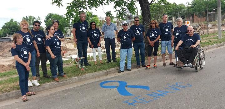 Integrantes de la Red de Víctimas pintando lazo azul Integrantes de la Red de Víctimas pintando lazo azul