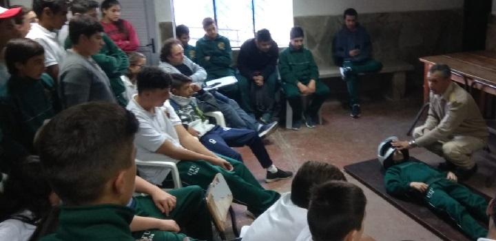 Oficial de DPNT enseñando a liceales primera asistencia_b Oficial de DPNT enseñando a liceales primera asistencia_b