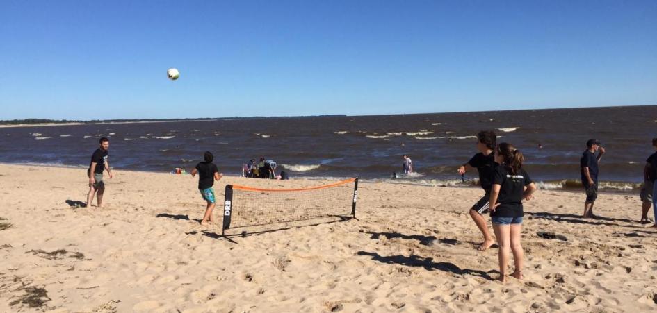 Chicos jugando al fútbol playa