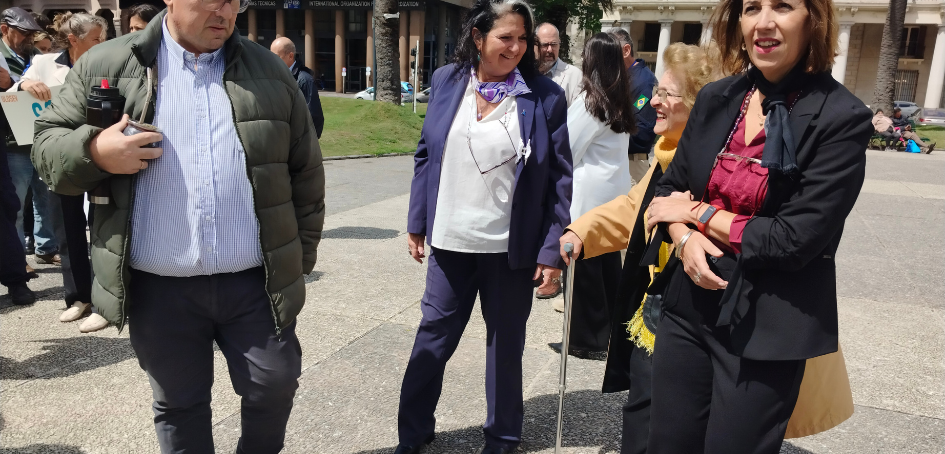 Mabel Tagliafico se dirige a Plaza Independencia acompañada por funcionarios de Unasev Mabel Tagliafico se dirige a Plaza Independencia acompañada por funcionarios de Unasev