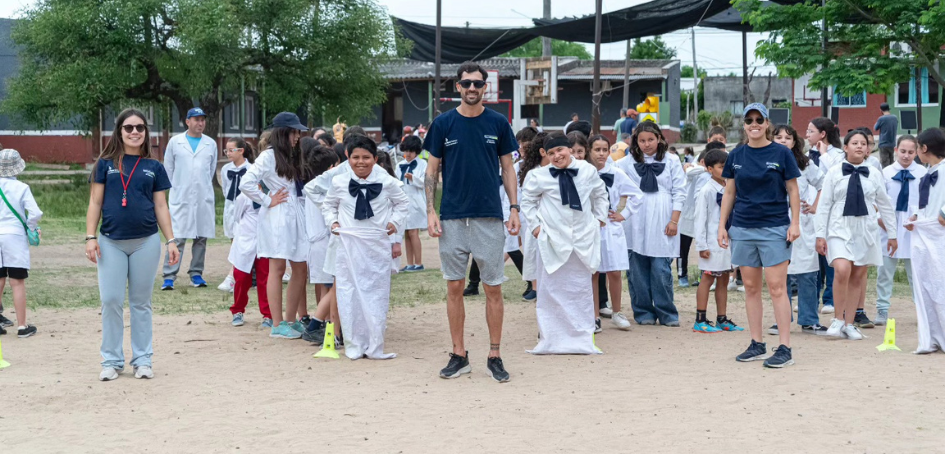 Docente en actividad lúdica con escolares Docente en actividad lúdica con escolares