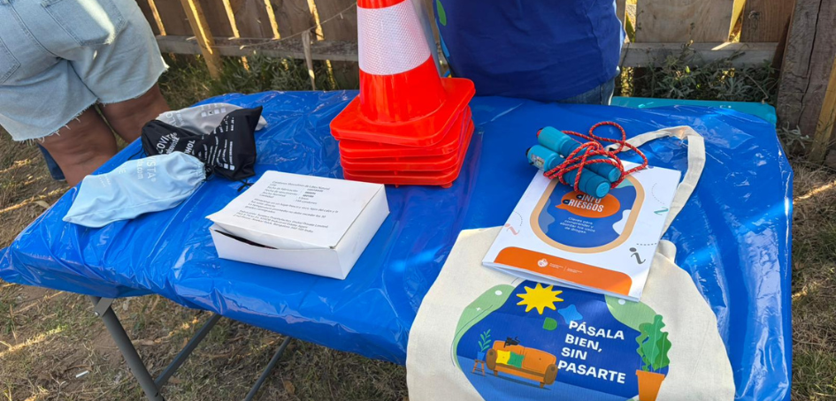 Mesa de "La Kiosca" de Verano en Movimiento con algunas de las propuestas lúdicas