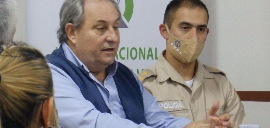 Presidente de UNASEV Alejandro Draper junto a Oficial de policía Caminera Presidente de UNASEV Alejandro Draper junto a Oficial de policía Caminera