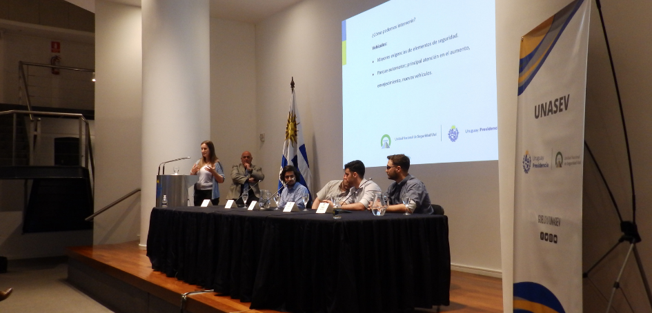 Exposición de equipo de Universidad Montevideo Exposición de equipo de Universidad Montevideo