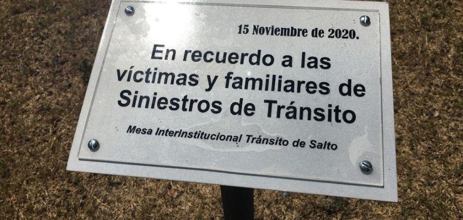 Placa descubierta en plaza de Salto a propósito del Día Mundial de las Víctimas de Siniestros de Tránsito