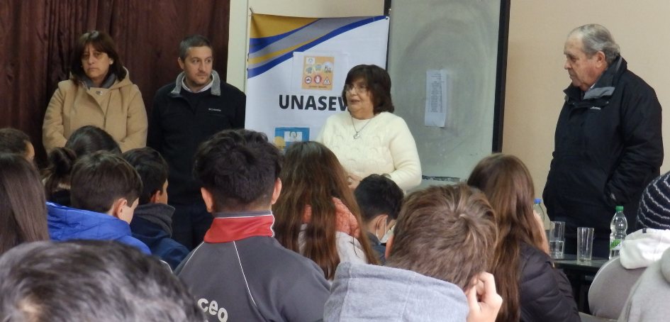 Parte del equipo de UNASEV, mientras la referente de la ULOSEV Migues hace uso de la palabra Parte del equipo de UNASEV, mientras la referente de la ULOSEV Migues hace uso de la palabra