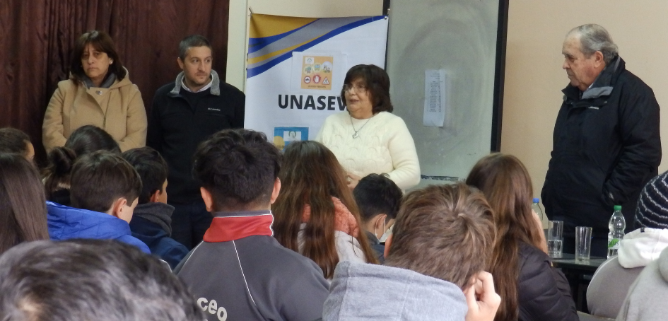 Parte del equipo de UNASEV, mientras la referente de la ULOSEV Migues hace uso de la palabra