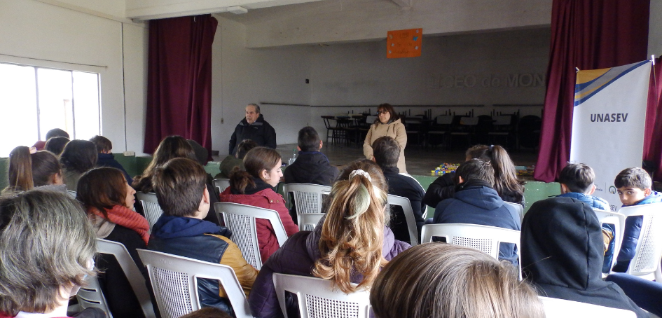 Alumnos de liceo de Montes interactuando con referentes de UNASEV Alumnos de liceo de Montes interactuando con referentes de UNASEV