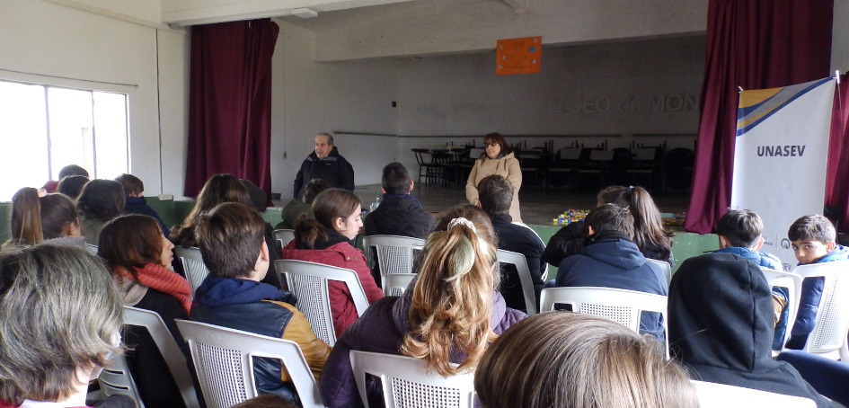 Alumnos de liceo de Montes interactuando con referentes de UNASEV