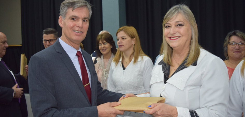 Director Mauricio Viera realizando entrega de donación de libros sobre seguridad vial Director Mauricio Viera realizando entrega de donación de libros sobre seguridad vial