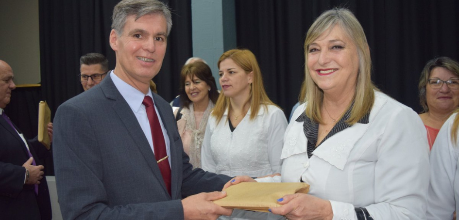 Director Mauricio Viera realizando entrega de donación de libros sobre seguridad vial