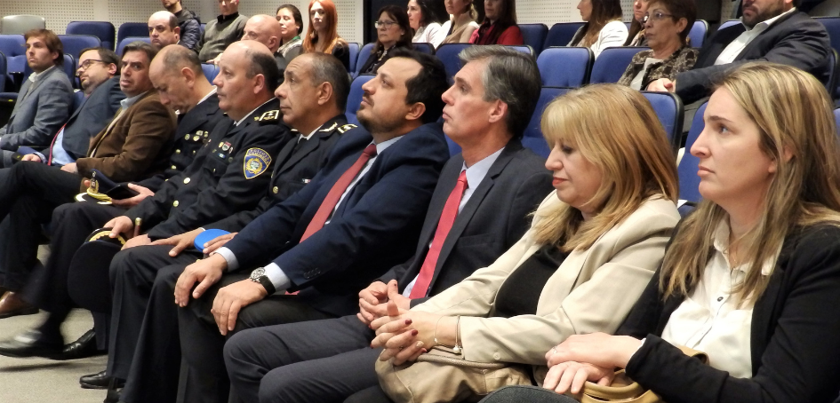Vista de representantes de diferentes instituciones presentes Vista de representantes de diferentes instituciones presentes
