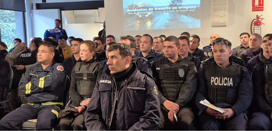 Efectivos policiales, de caminera y de bomberos en la sala del curso Efectivos policiales, de caminera y de bomberos en la sala del curso