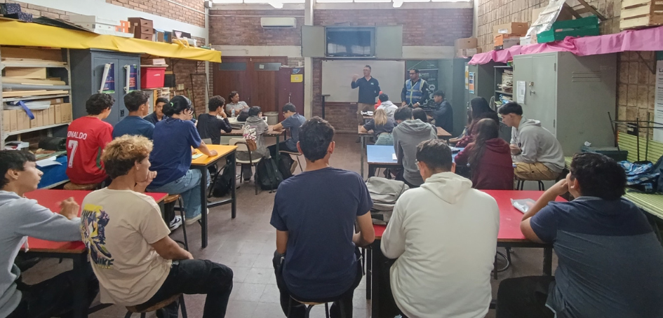 Oficina de Seguridad Vial y Tránsito de Bella Unión trabajando en Taller con alumnos de UTU Oficina de Seguridad Vial y Tránsito de Bella Unión trabajando en Taller con alumnos de UTU