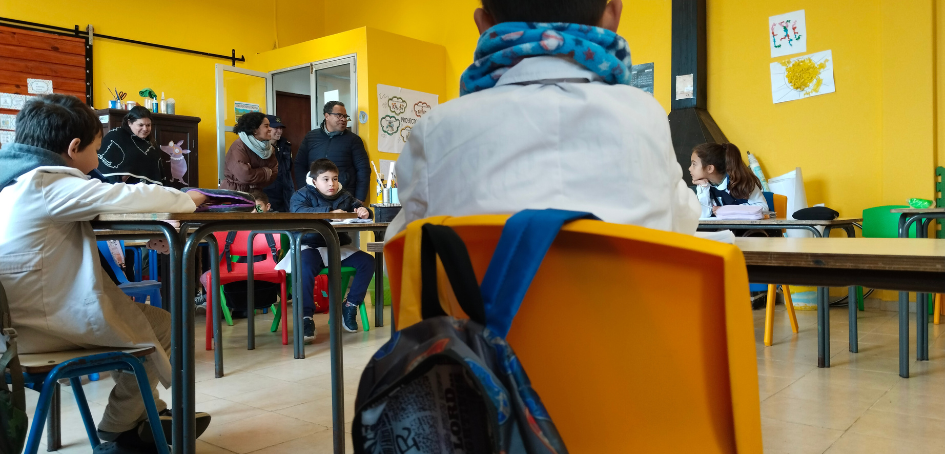 En primer plano se vé a niños de espaldas durante visita de Directiva de Unasev a Escuela Rural 15 En primer plano se vé a niños de espaldas durante visita de Directiva de Unasev a Escuela Rural 15
