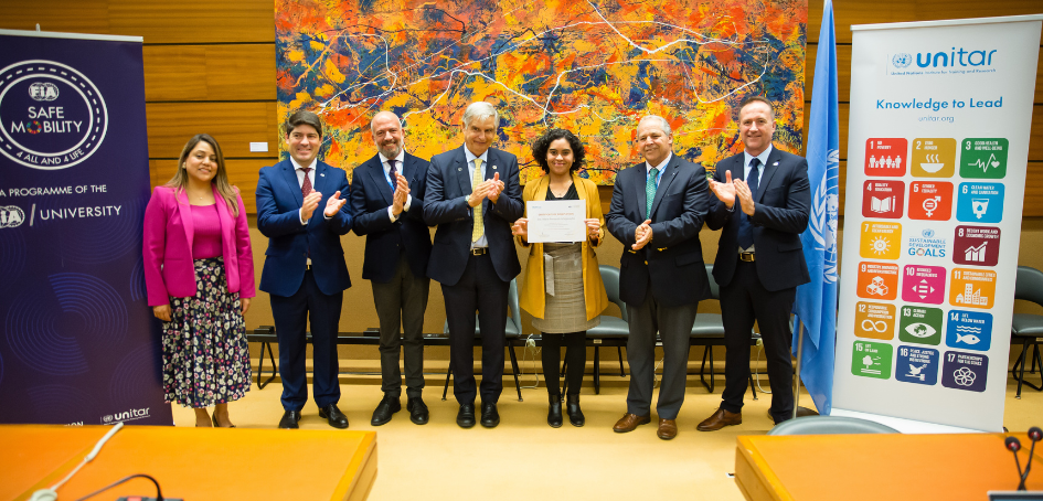 Momento en el que Fernanda Artagaveytia recibe el reconocimiento por participar en el Encuentro