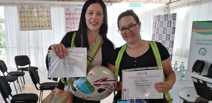 Dos Repartidoras muestran su Certificado y Habilitación