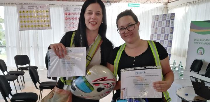 Dos Repartidoras muestran su Certificado y Habilitación Dos Repartidoras muestran su Certificado y Habilitación