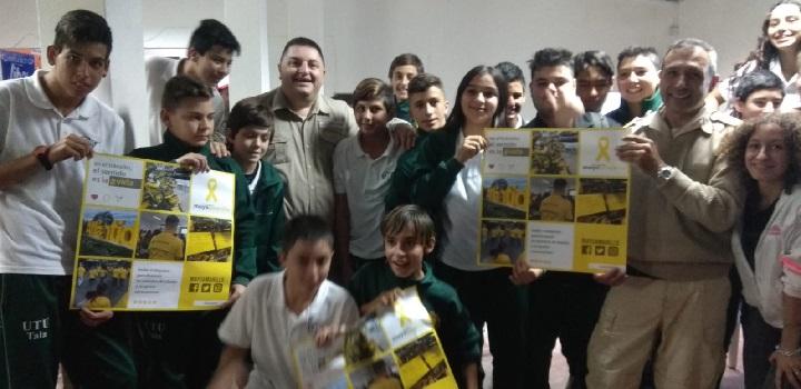Estudiantes y funcionarios de la DNPT posando con material Mayo Amarillo 2019 Estudiantes y funcionarios de la DNPT posando con material Mayo Amarillo 2019