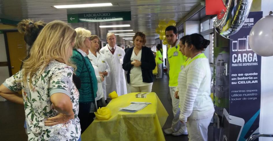 En la estación Avisar explicando En la estación Avisar explicando
