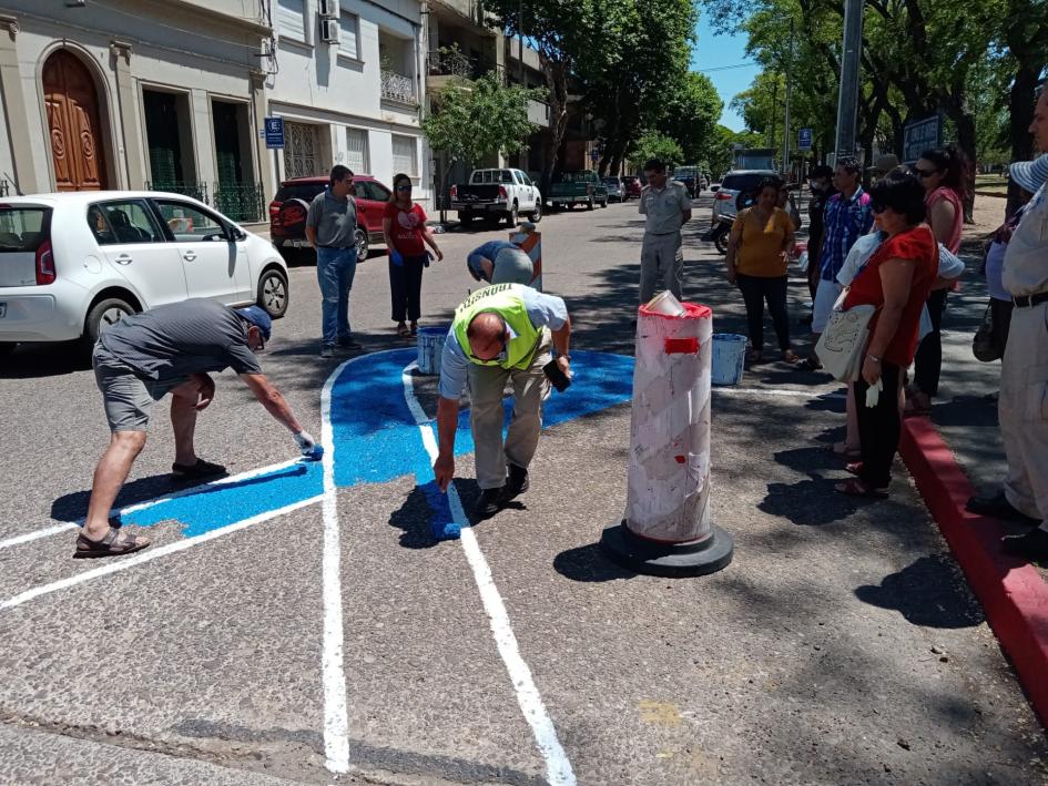 Integrantes de RENAVIC interviniendo con lazo azul vía de tránsito en Salto
